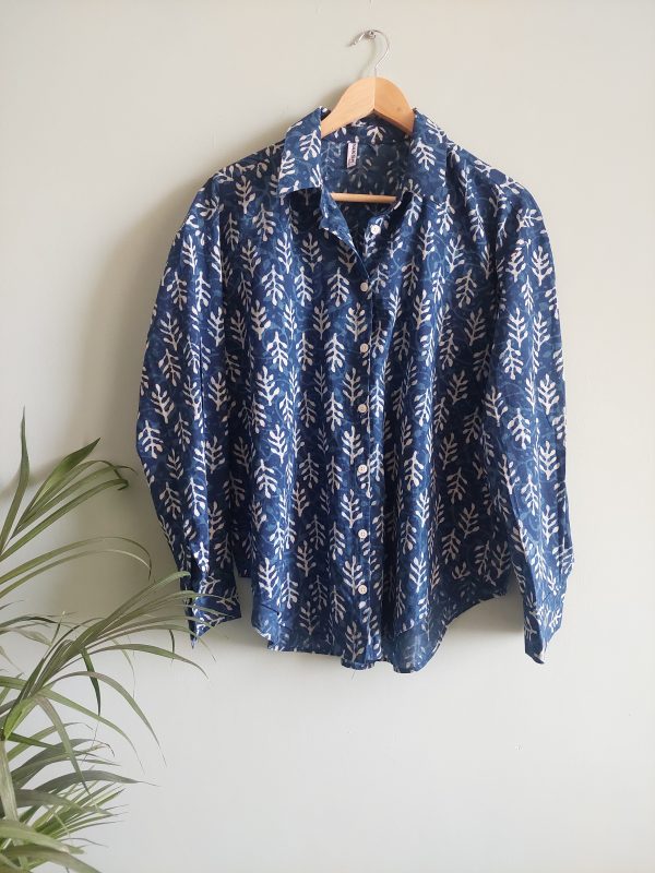 Indigo colored shirt with off white print - Image 4