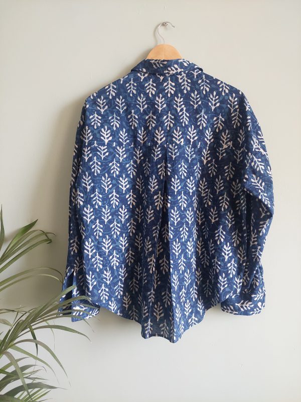 Indigo colored shirt with off white print - Image 3