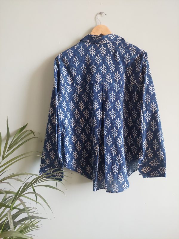 Indigo colored shirt with off white print - Image 2